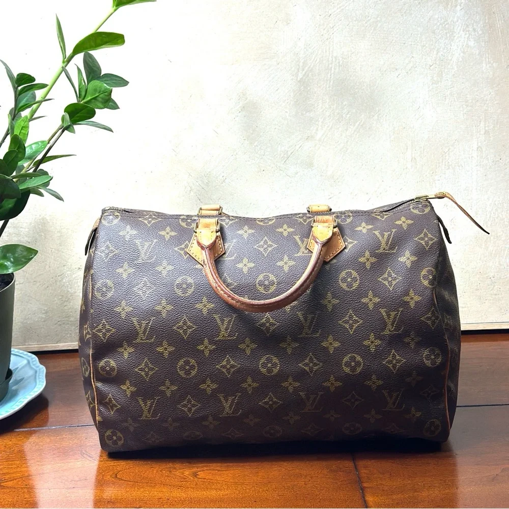 AUTHENTIC Louis Vuitton Speedy 35 bag/purse. Monogram canvas.